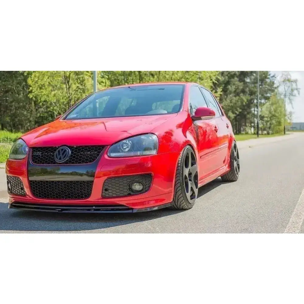 Frontleppe Vw Golf V Gti med sorte felger og sporty utseende, sett skrått forfra på vei.