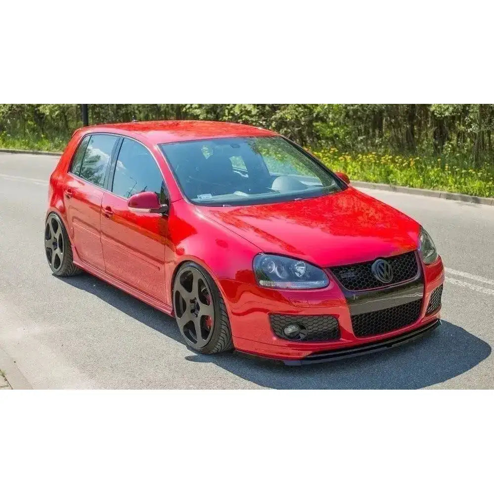 Frontspoiler på rød VW Golf V GTI med sorte felger, sotede frontlykter og senket understell.