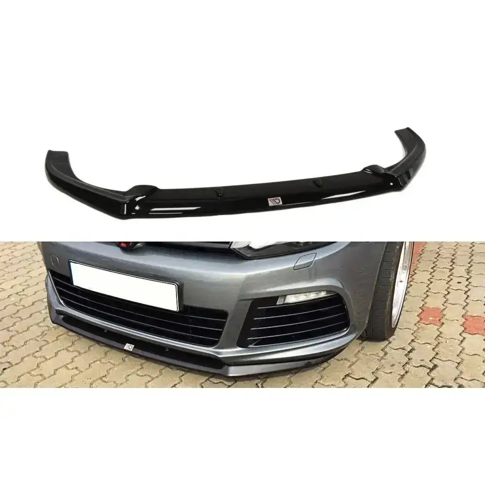 Frontspoiler VW Golf VI R Cupra Look i sort plast, vist alene og montert på bilfront fra to vinkler.