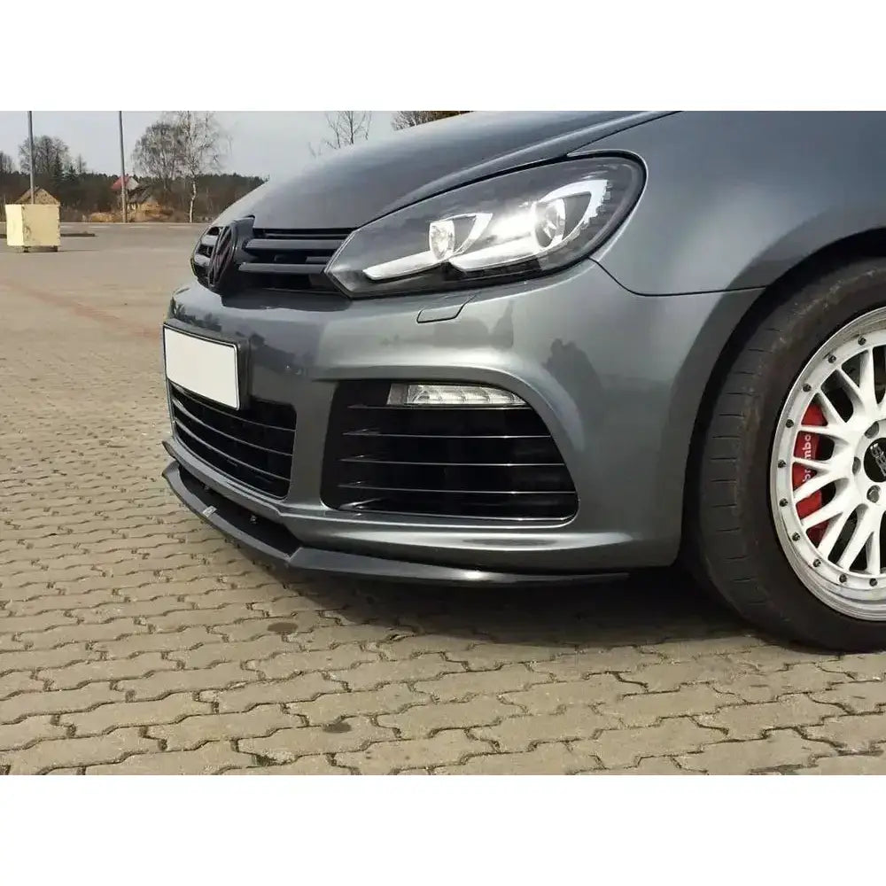 Frontleppe på VW Golf VI R med svart splitter, grå frontfanger og hvite felger sett forfra.