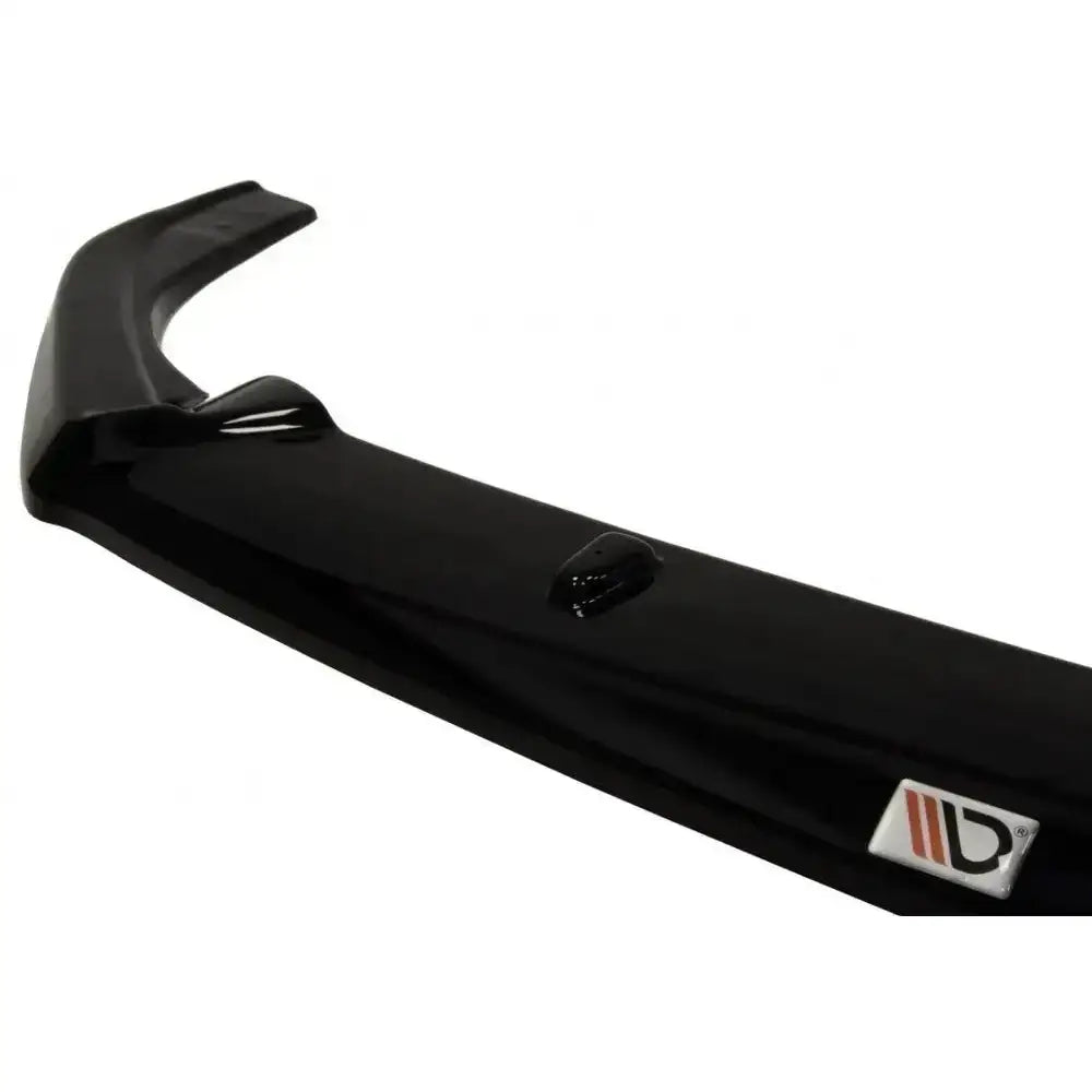 Frontspoiler VW Golf VI R Cupra Look i sort, glanset plast med logo i rødt og hvitt, sett fra skrå vinkel.