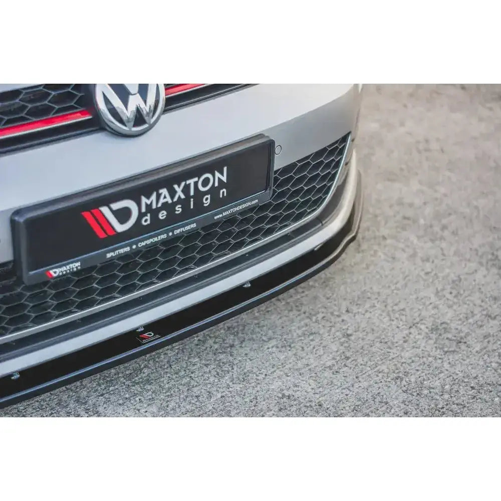 Frontspoiler VW Golf VII GTI med svart splitter og Maxton Design-logo på sølvfarget bilfront.