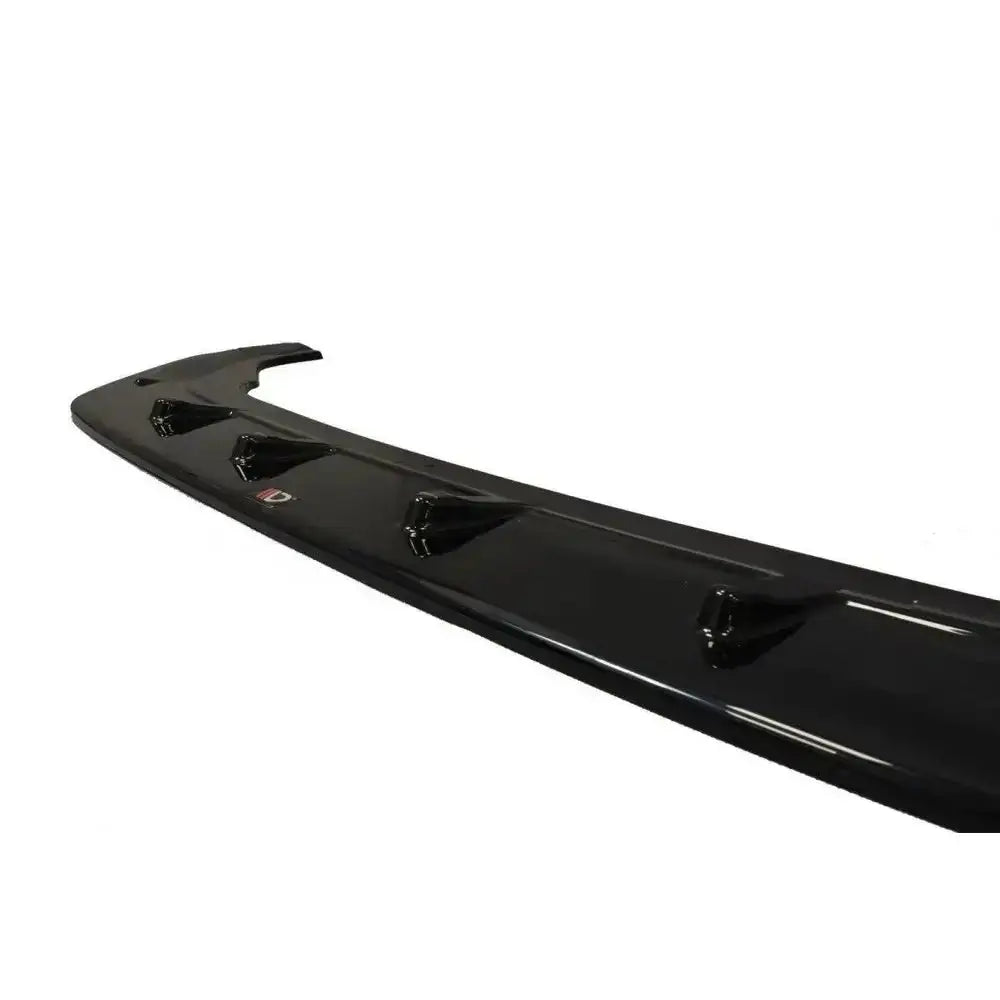 Spoiler til VW Golf VII GTI Facelift V.1 i sort glanset plast med markerte vinger og sentral logo.