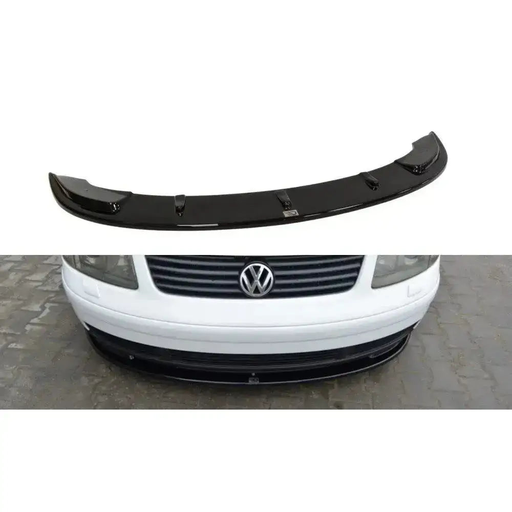 Frontspoiler til VW Passat B5 i sort plast, vist separat og montert på hvit bil forfra.