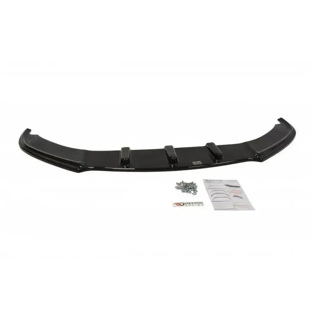 Frontleppe til VW Scirocco R 08-14 i sort plast, sett ovenfra med festepunkter og monteringsutstyr.