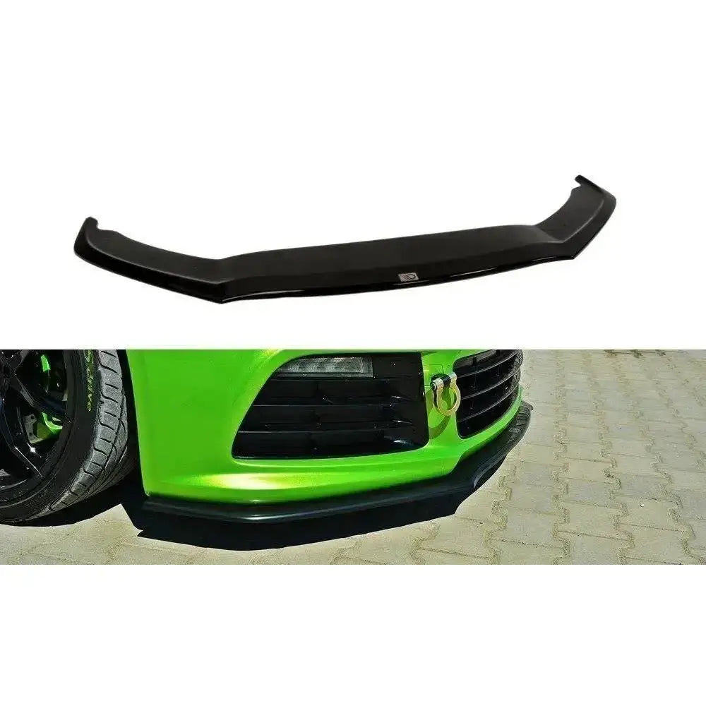 Frontspoiler VW Scirocco R Ver2 i svart plast, vist fra skrå vinkel og montert på grønn bilfront.