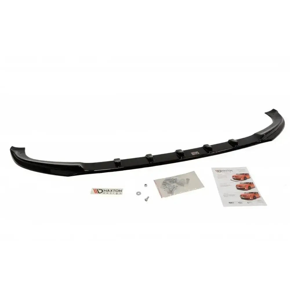 Frontleppe til VW T5 i sort plast sett skrått ovenfra med monteringsutstyr og instruksjonsark.