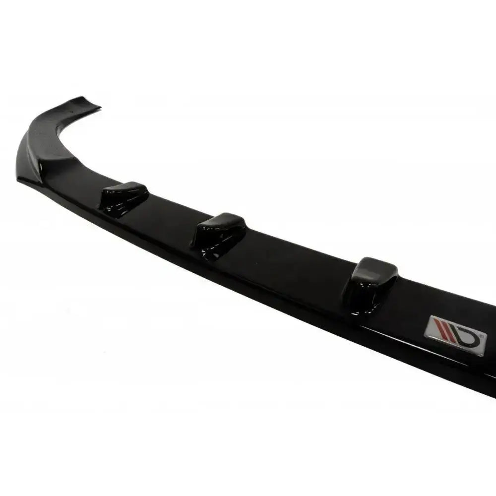 Spoiler for VW T5 preface i sort blank plast med aerodynamiske finner og logo sett fra skrå vinkel.