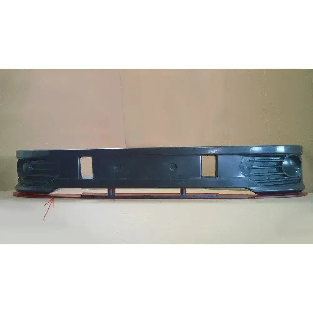 Spoiler til VW T5 Sportline V.2 sett forfra med rød kant og pil som markerer spesifikt område.