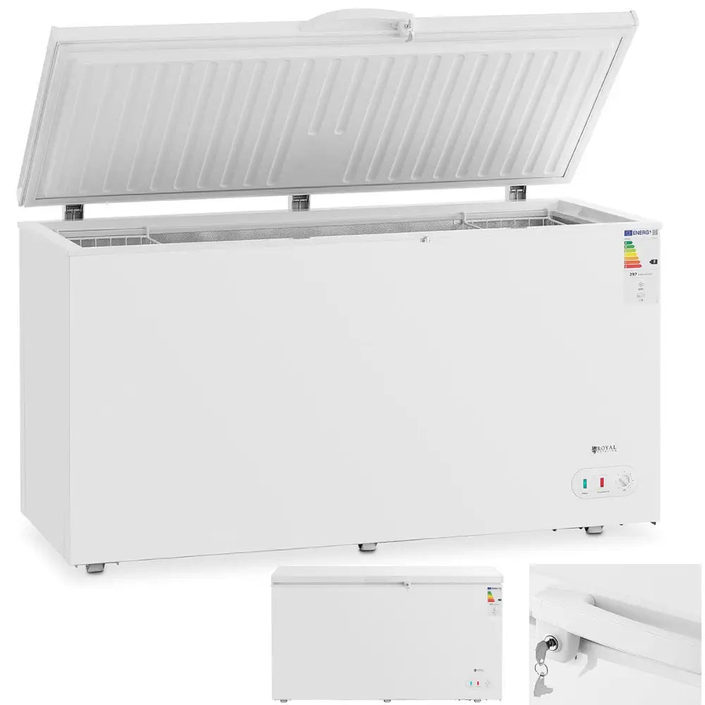 Fryseboks med nøkkellås, åpent lokk, synlige kontrollpanel og energimerke, nøkkel i låsen.