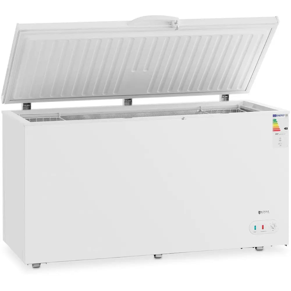 Fryseboks med nøkkellås, åpent lokk, synlig innvendig kurv, energi-etikett og kontrollpanel på høyre side.