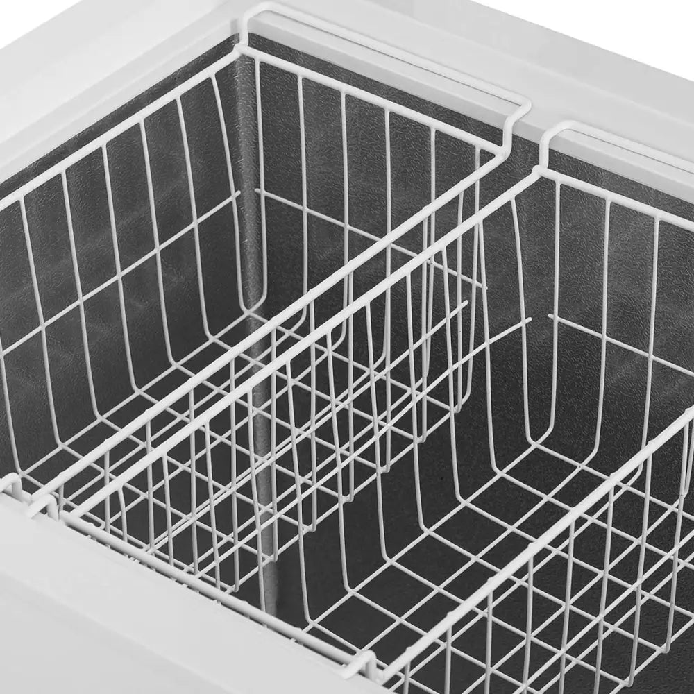 Fryseboks med nøkkellås, toppvisning som viser to hvite metallkurver og romslig, delt innredning.
