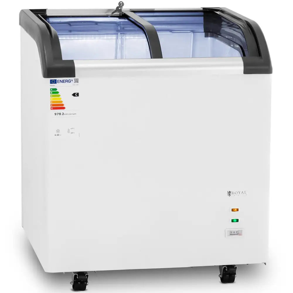 Fryselagerkasse med glasslokk, frontbilde som viser energimerke, betjeningspanel og hjul for flytting.