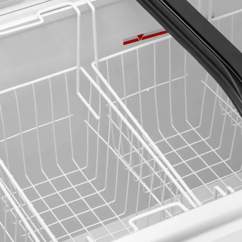 Fryselagerkasse med glasslokk, sett ovenfra med to hvite nettingkurver og rød detalj langs veggen.