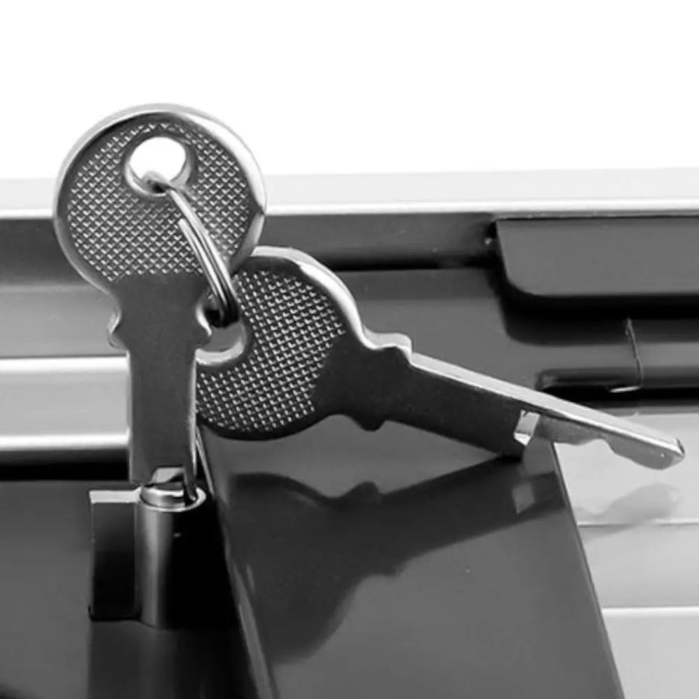 Fryselagerkasse med glasslokk, nærbilde av to sølvnøkler i sylinderlås på blank mørk overflate.