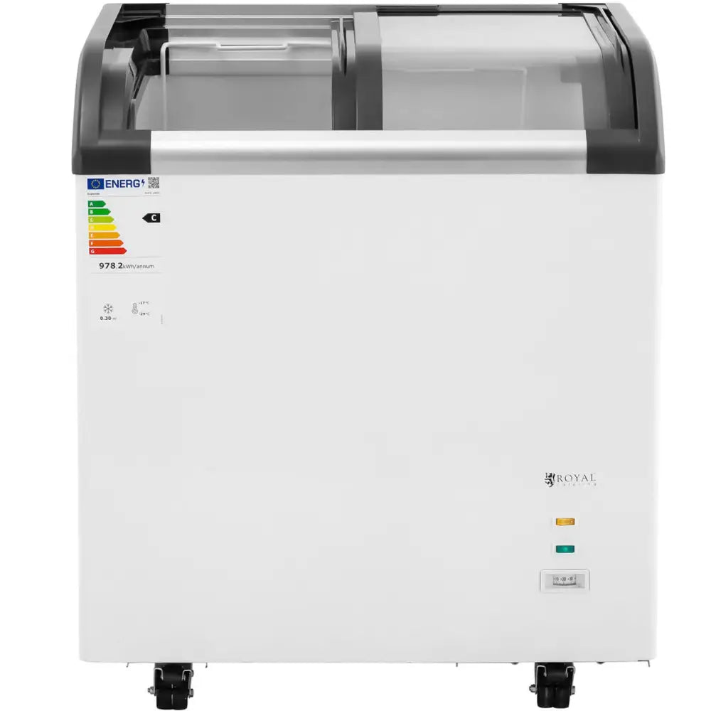Fryselagerkasse med glasskyvelokk, frontvisning som viser energimerking, kontrollpanel og hjul.