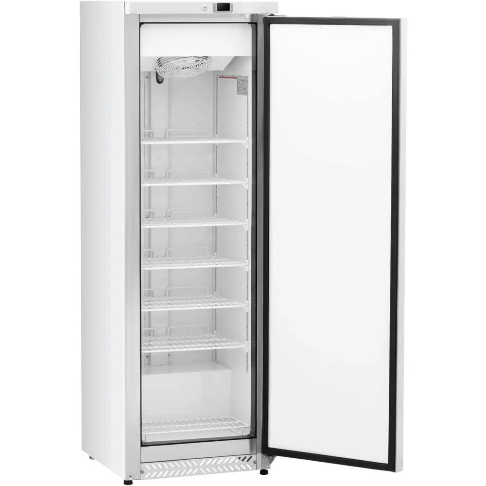 Fryseskap med enkeltdør, åpen frontvinkel, syv netthyller og integrert vifteaggregat øverst inni skapet.