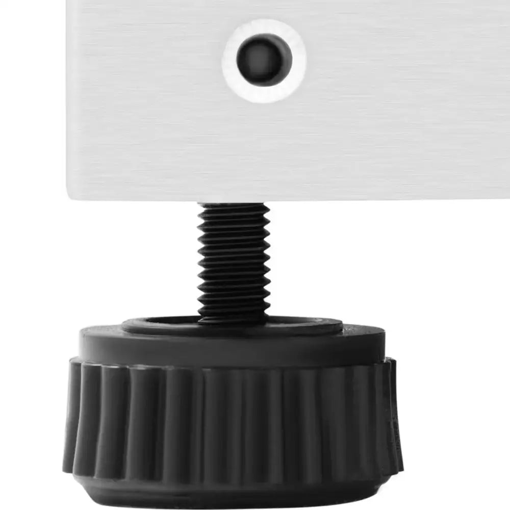 Fryseskap justerbar sort plastfot med gjenger, detaljert visning av festemekanisme under metallramme.