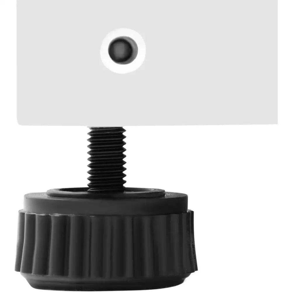 Fryseskap for det profesjonelle kjøkken, nærbilde av sort rillet plastskrue under hvit plate.