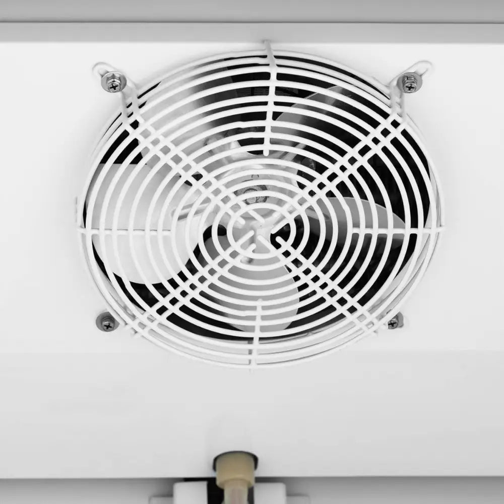 Fryseskap ventilator, frontbilde med metallgitter, synlige hjørneskruer og røret nederst mot hvit bakgrunn.