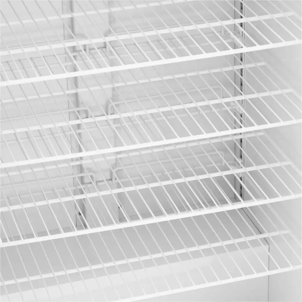 Fryseskap for det profesjonelle kjøkken, frontvisning av hvite metallhyller med gitter og flere nivåer.