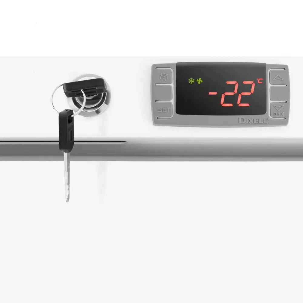 Digital temperaturvisning på fryseskap for gastronomi, viser -22°C og lås med nøkkel i metallhåndtak.