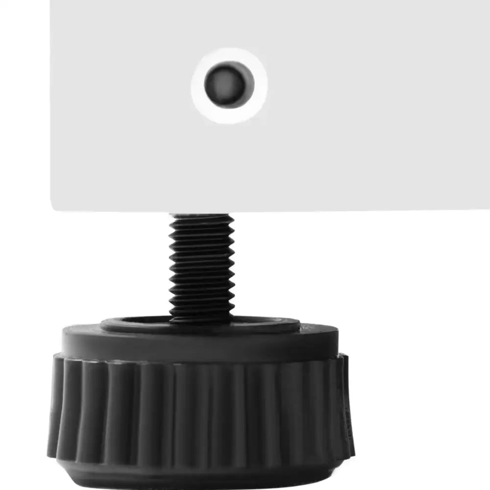 Fryseskap for gastronomi, nærbilde av justerbar svart plastfot med synlig gjenge og teksturert grep.