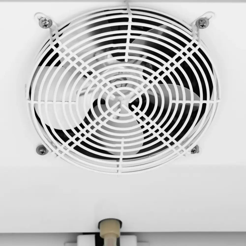 Fryseskap for gastronomi, nærbilde av metallgitter med sort vifte og plasttilkobling nederst.