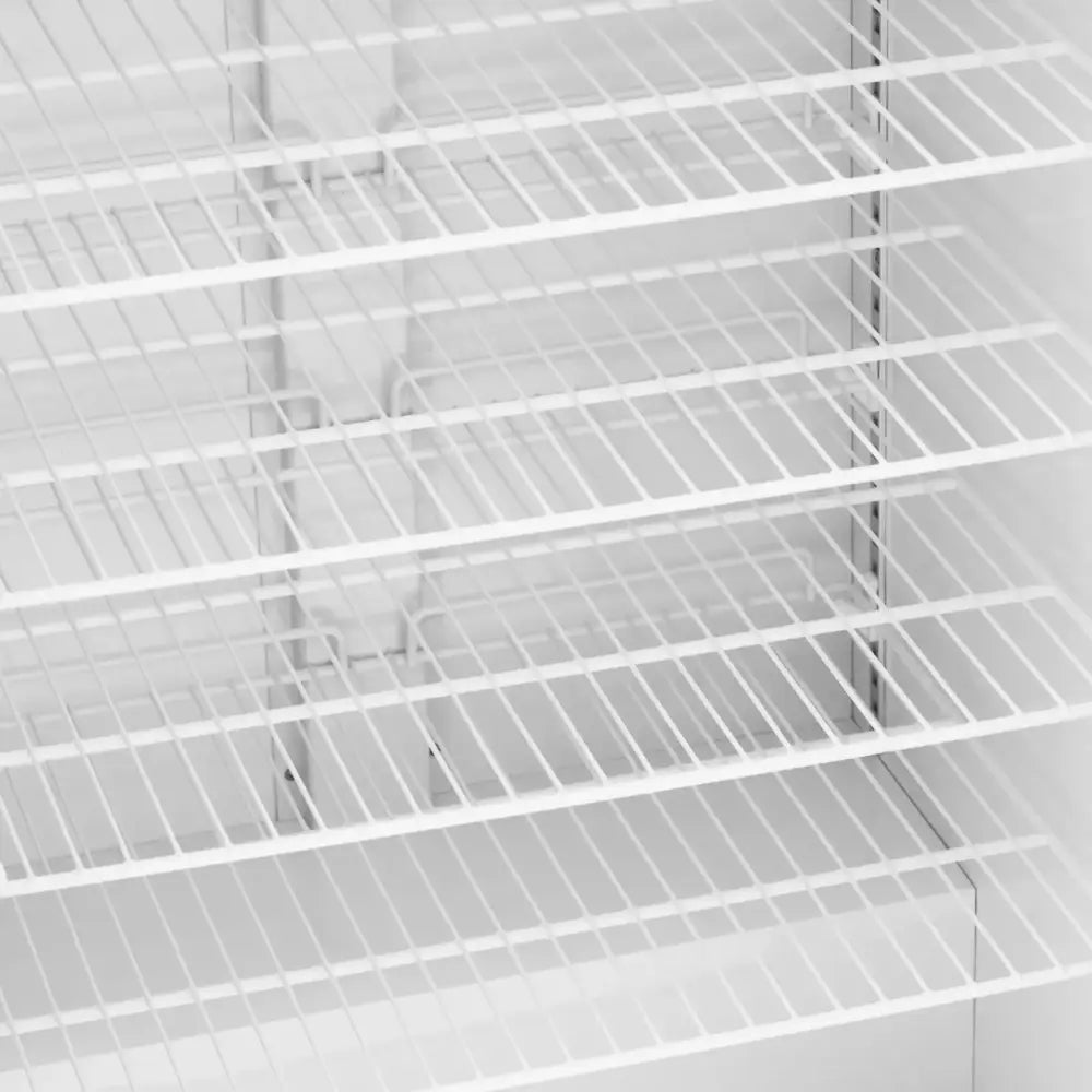 Fryseskap for gastronomi, nærbilde av hvite metalltrådhyller med flere horisontale nivåer mot hvit bakgrunn.