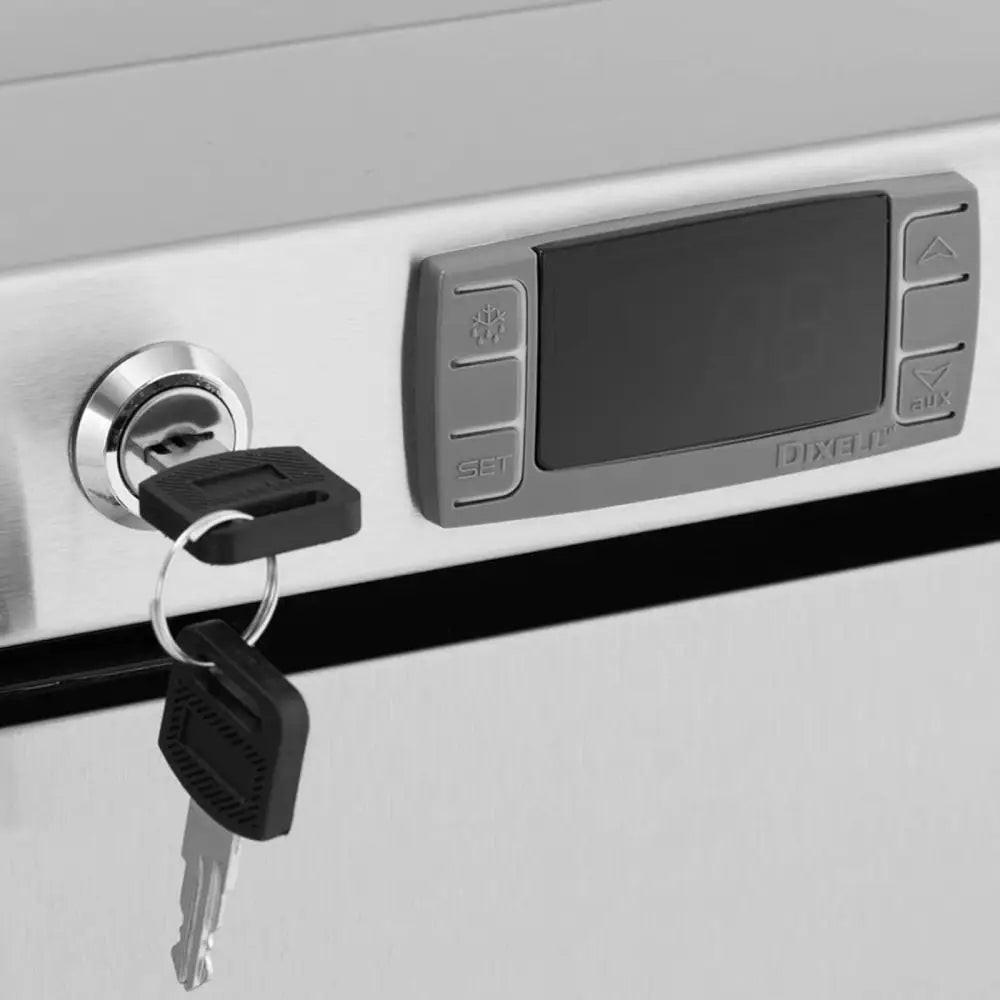 Fryseskap i sølv, detalj av nøkkel i sylinderlås med digitalt kontrollpanel og knapper ved siden av.