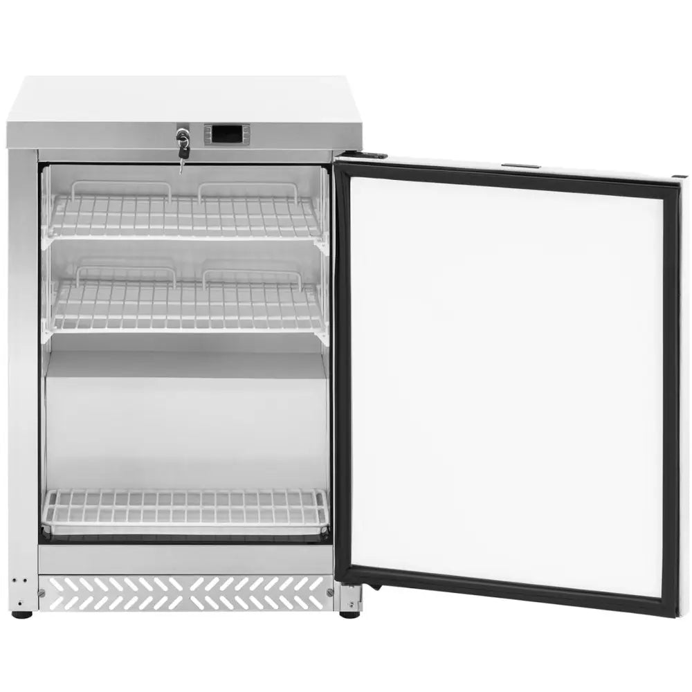Fryseskap i rustfritt stål, åpen dør med tre trådhyller, hvit innside, lås og digitalt display øverst.