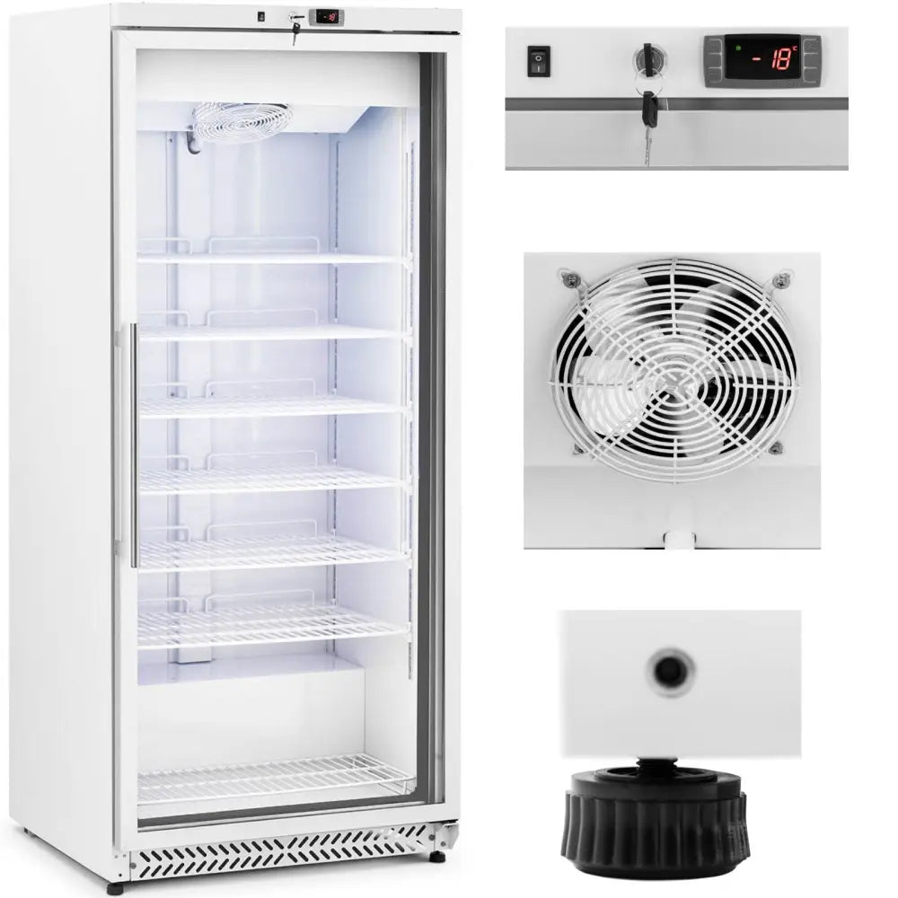 Hvitt fryseskap med glassdør, seks metallhyller, digitalt display og ventilator, sett fra skrå front.