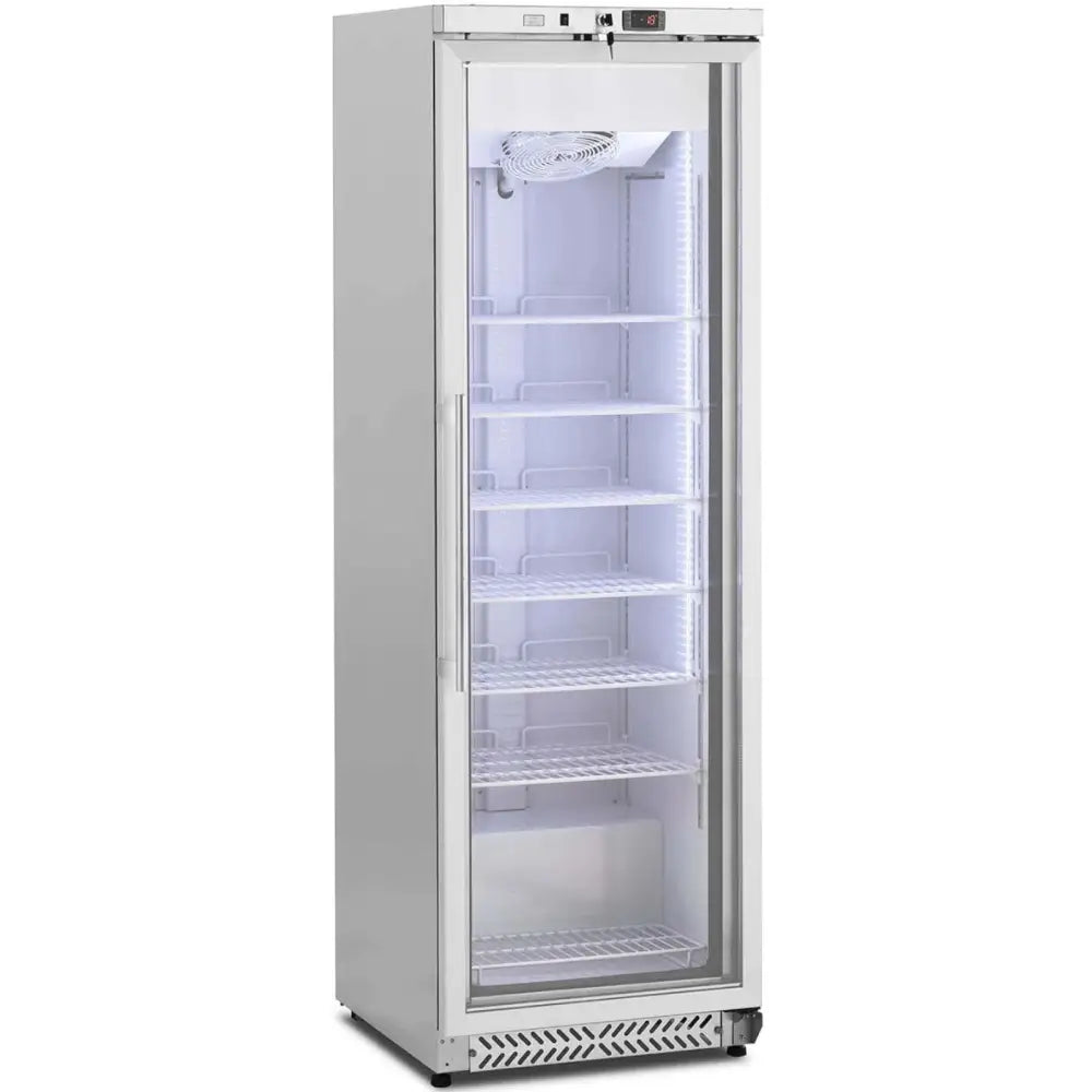 Fryseskap med glassdør, sju metallhyller og LED-belysning, sett skrått fra siden med digitalt display.