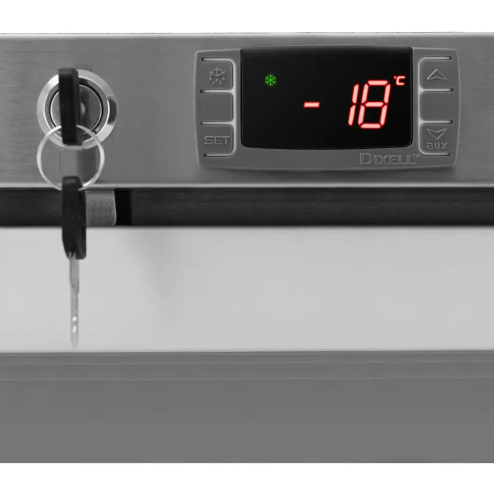 Fryseskap, nærbilde av digitalt kontrollpanel i stål med -18°C display og nøkkellås med nøkkel.
