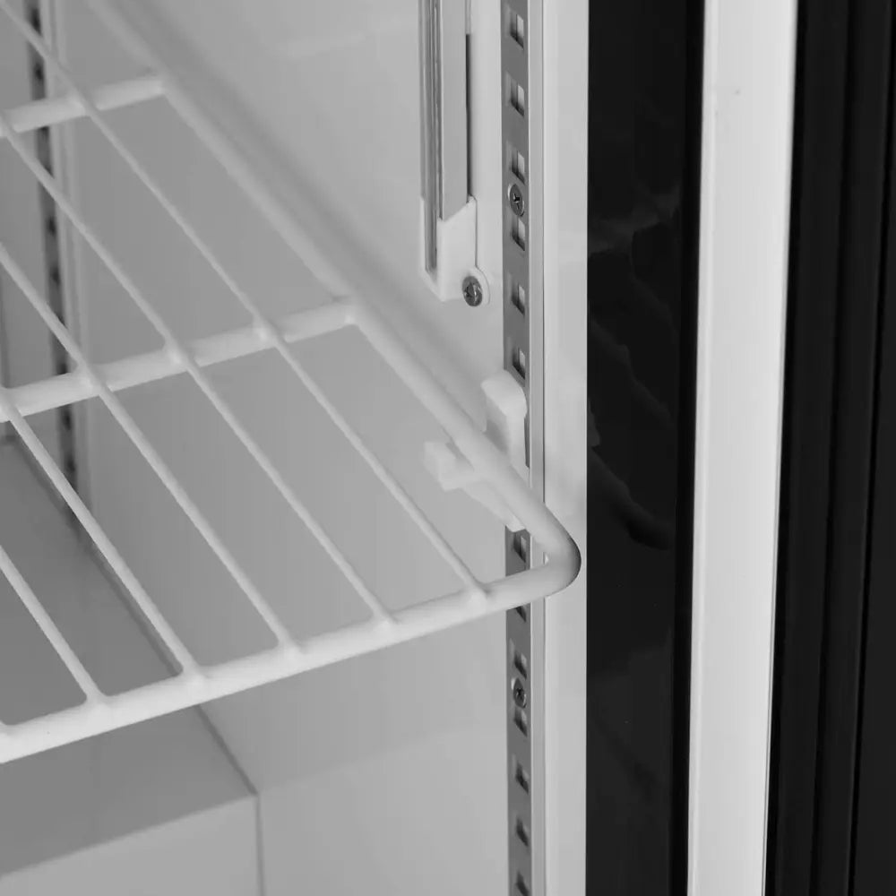Fryseskap med glassdør, nærbilde av justerbare metallhyller og nettingstruktur sett fra siden.