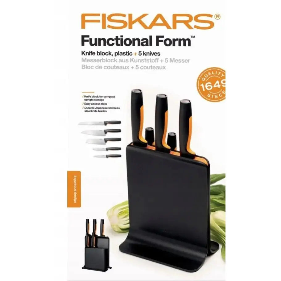 Functional Form knivsett fra Fiskars med fem kniver i svart blokk, sett fra skrå vinkel mot hvit bakgrunn.