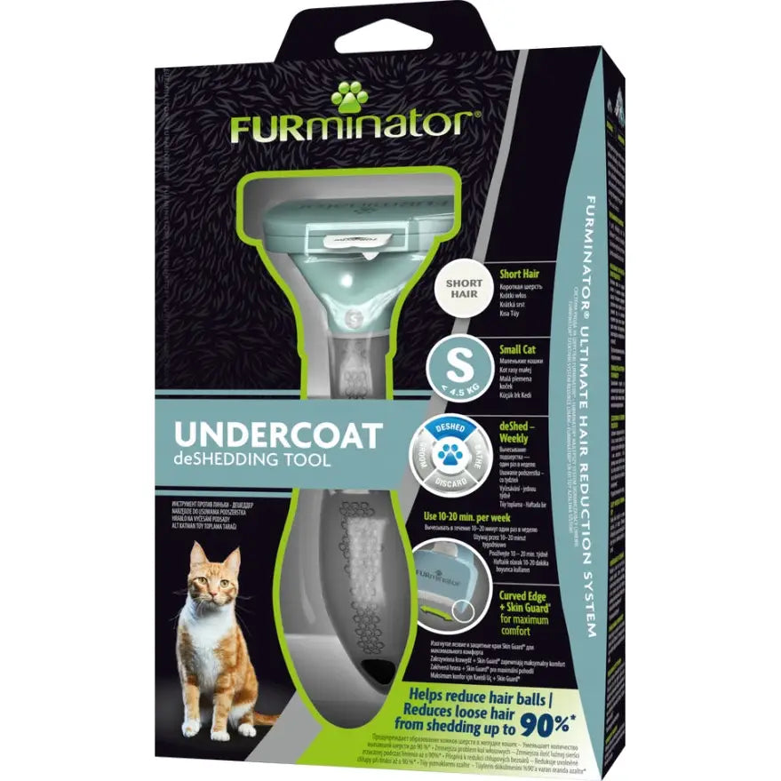 Furminator for korthårede små katter S Small, sett forfra i original emballasje med kattillustrasjon nederst til venstre.