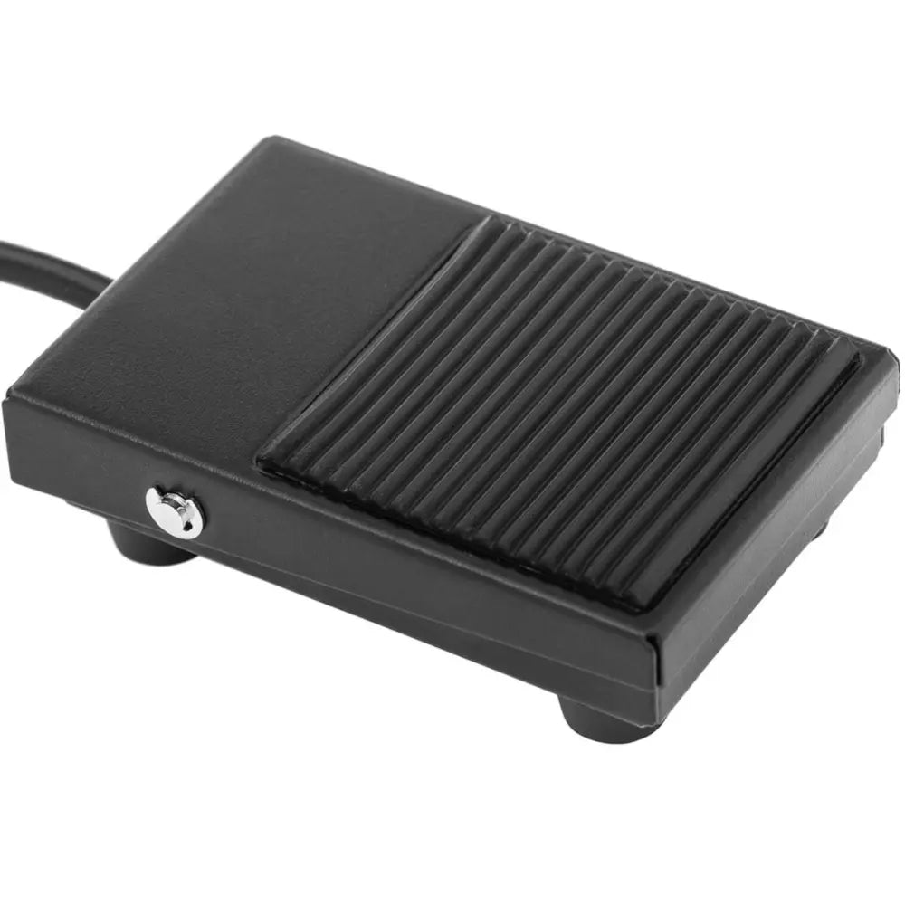 Svart elektrisk pedal med riflet overflate og synlig kabel, tilbehør for elektrisk pølsefyller 15L.