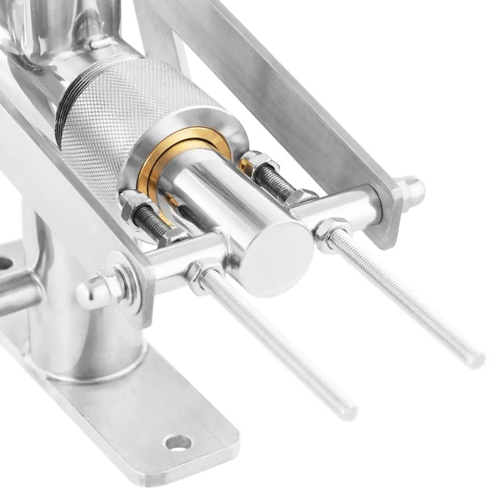 Fylling Sprøyte Churros Fyller med gullfarget ring og gjengede bolter, nærbilde av ståldetaljer.