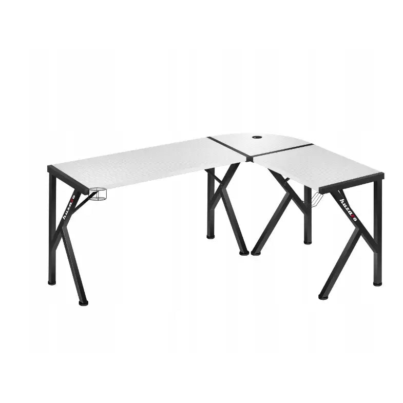 Gaming hjørnebord Huzaro Hero 6.3 i hvitt, skrå vinkel viser sorte ben, koppholder og kabelføringshull.