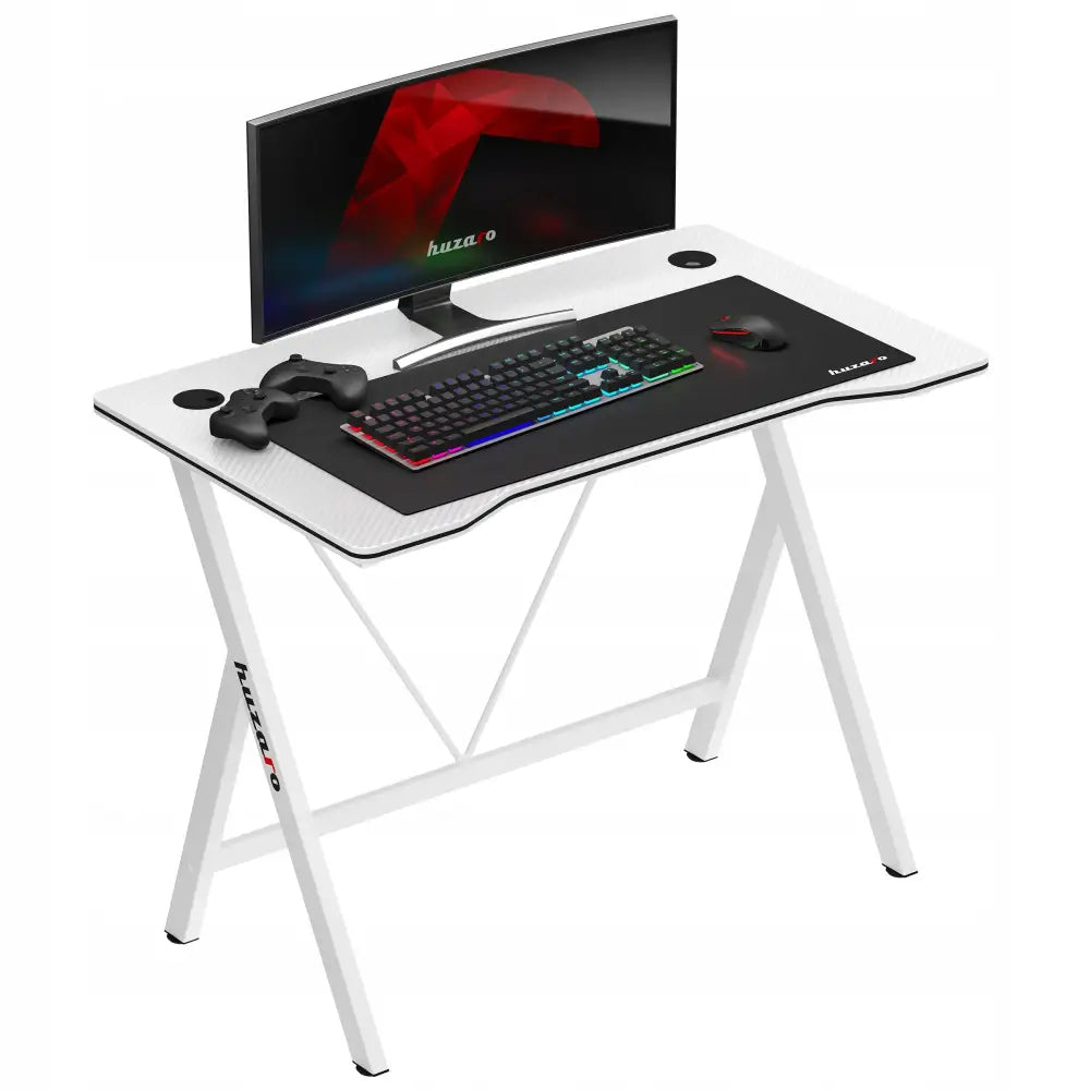 Gaming skrivebord Huzaro Hero 1.4 hvit, sett skrått med buet skjerm, RGB-tastatur, mus og spillkontroller.