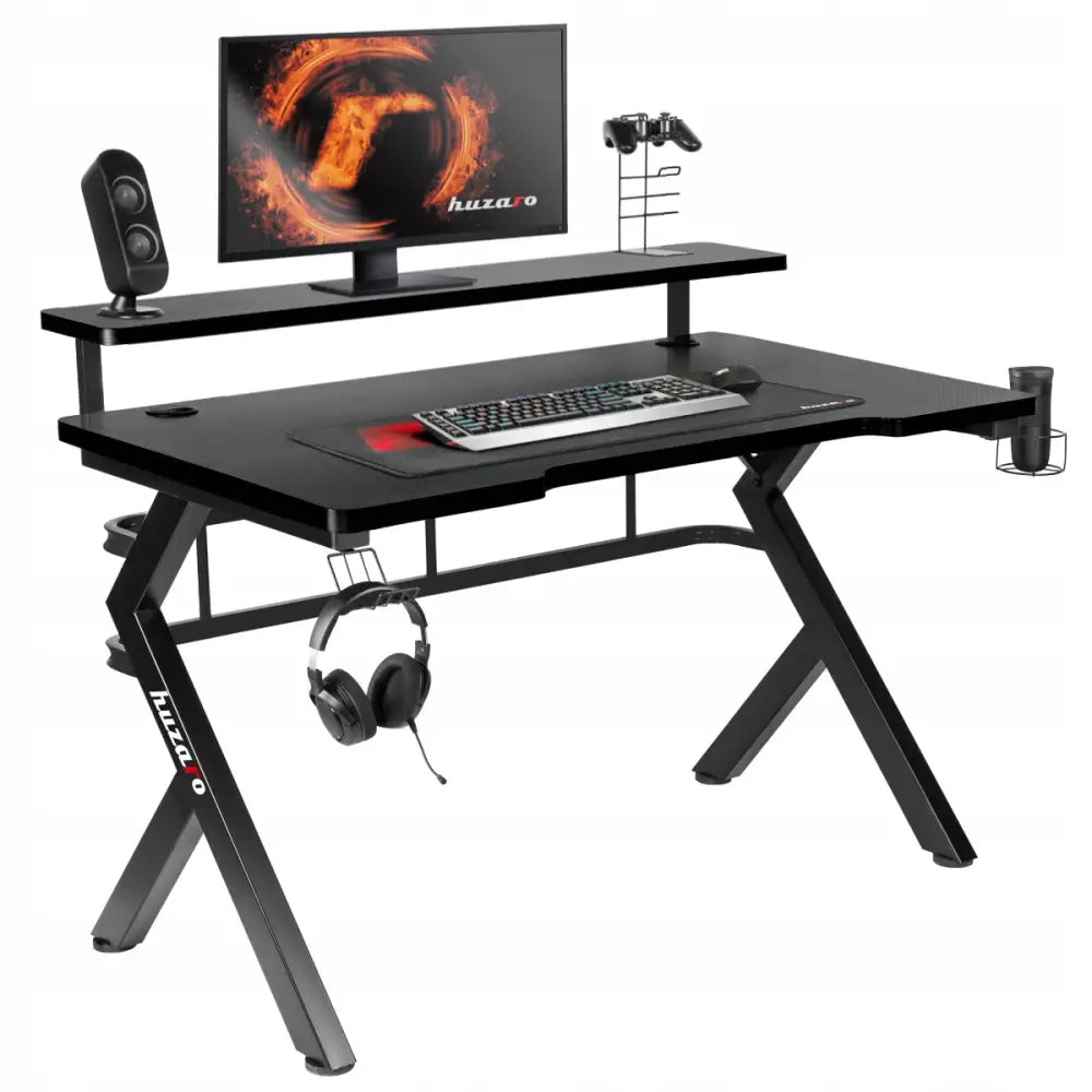 Gamingbord Huzaro Hero 5.0 svart, skråvisning med skjermhylle, koppholder, hodetelefonkrok og kontrollerstativ.