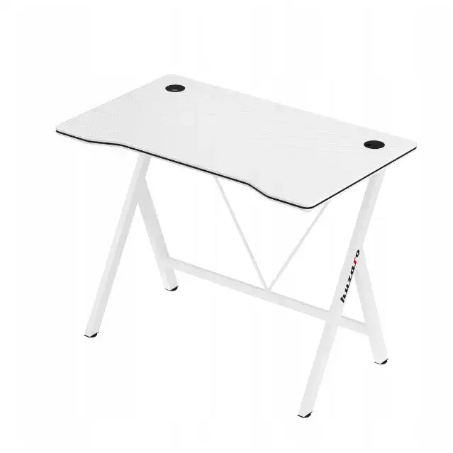 Gaming skrivebord Huzaro Hero 1.4 hvit, skrå vinkel med synlige kabelhull og robust metallramme med kryss-støtte.