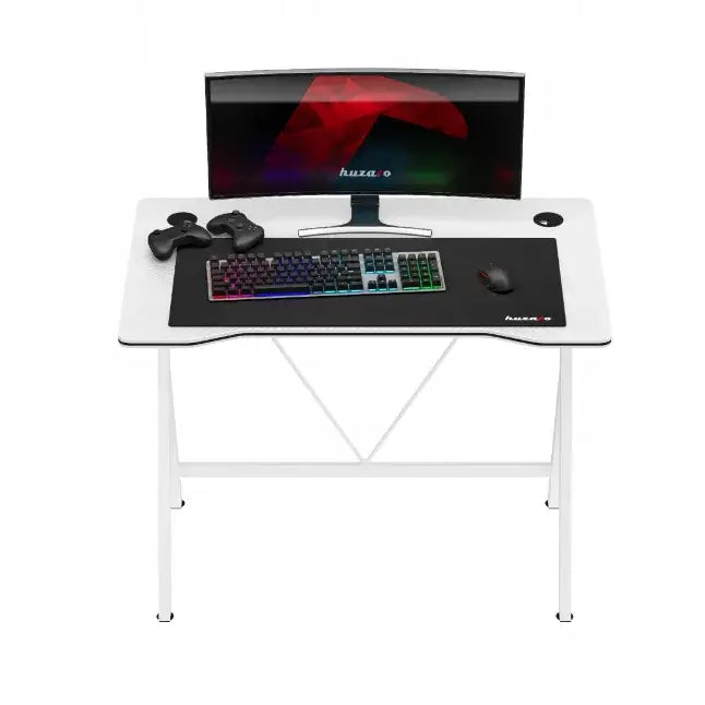 Gaming skrivebord Huzaro Hero 1.4 hvit, frontvisning med buet skjerm, RGB-tastatur og spillkontrollere.