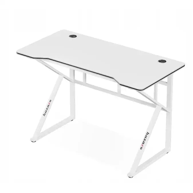 Gaming skrivebord Huzaro Hero 1.6 hvit, skrå vinkel som viser kabelhull, svarte kanter og metallben med logo.