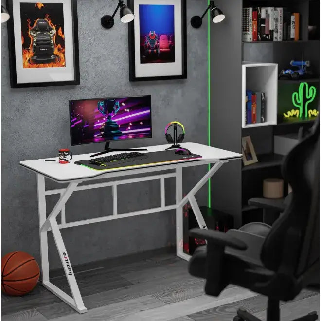 Gaming skrivebord Huzaro Hero 1.6 hvit, skrå visning med skjerm, tastatur, mus og hodetelefoner på bordflaten.
