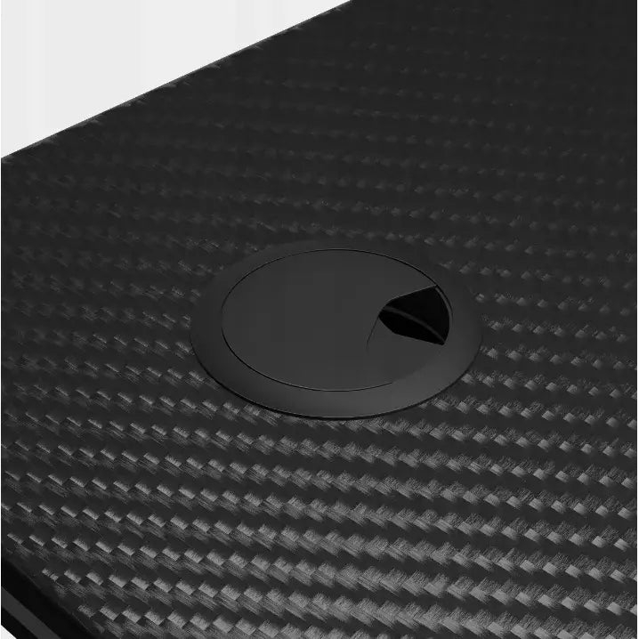 Gamingbord Huzaro Hero 1.4, nærbilde av sort karbonfiber-overflate og sentralt plassert rundt kabelhull.