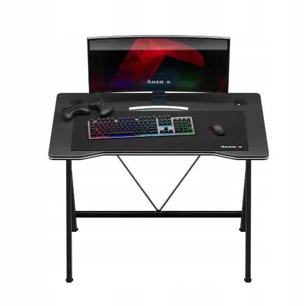 Gamingbord Huzaro Hero 1.4, frontbilde med buet skjerm, RGB-tastatur, stor musematte og spillutstyr på sort bord.