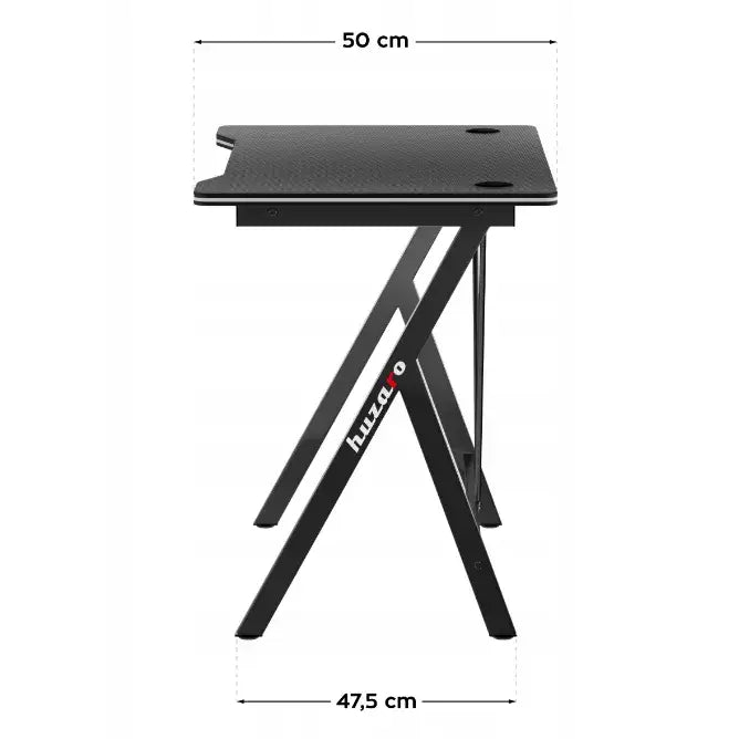 Gamingbord Huzaro Hero 1.4 svart, sidevisning med kryssede ben, to hull i bordplaten og målmarkeringer.