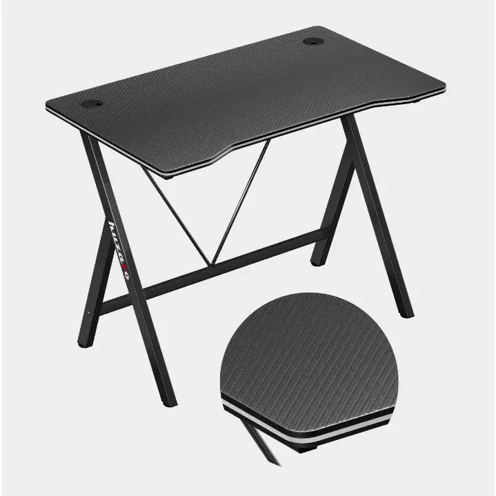 Gamingbord Huzaro Hero 1.4, detaljert visning av karbonfiber-mønstret bordplate og avrundede hjørner.